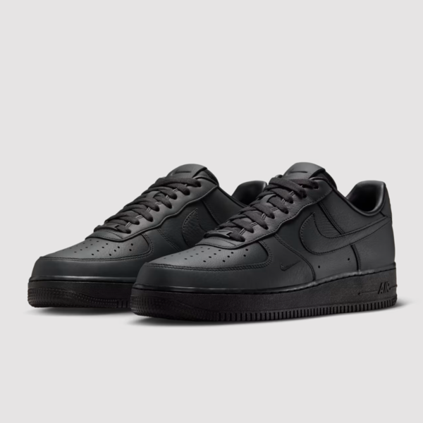 .SWOOSH x Nike Air Force 1 Low "Triple Black" (HJ9348-001) Erscheinungsdatum