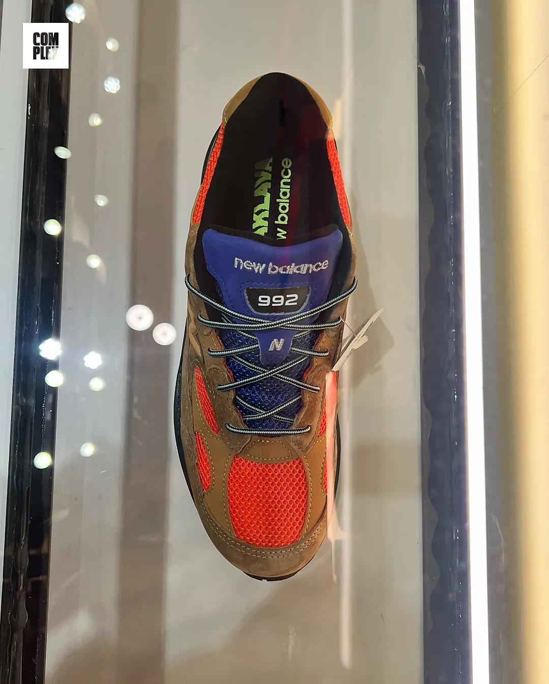 Rückansicht des Action Bronson x New Balance 992 mit „Baklava“-Branding und schwarzer Mittelsohle.