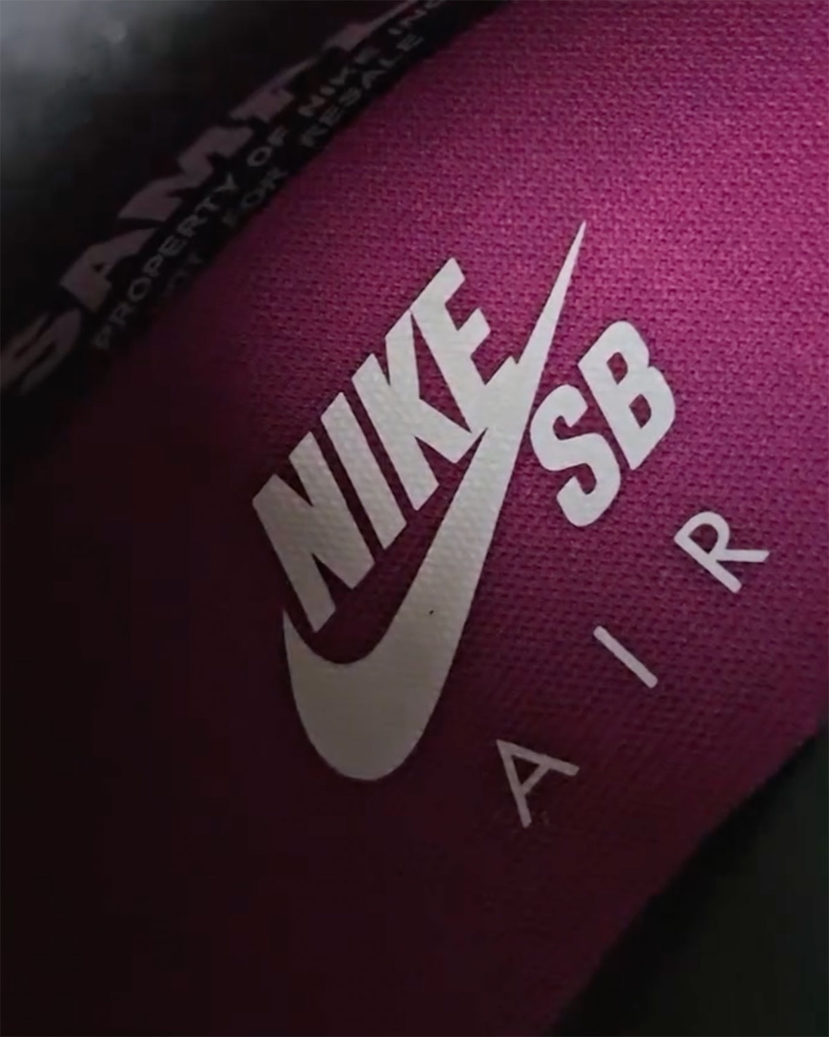 Inner sole with pink Nike SB Air logo on the Cactus Flower AM95