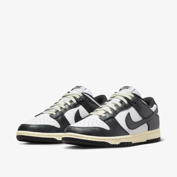 最終値下げ　Nike DunkLow Panda/White/GumYellow 最終値下げ Nike DunkLow Panda/White/GumYellow - メルカリ
