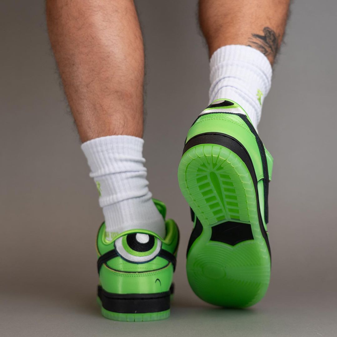 The Powerpuff Girls x Nike SB Dunk Low “Blossom” | On-Foot Look The Powerpuff Girls x Nike SB Dunk Low “Blossom” | On-Foot Look