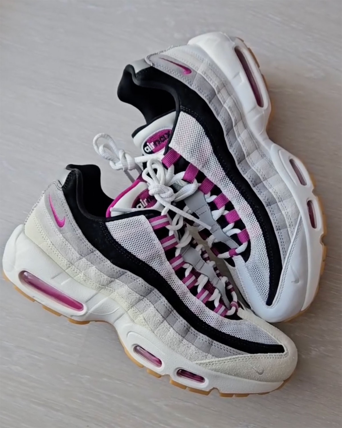 Side view of Nike SB Air Max 95 Cactus Flower with pink accents