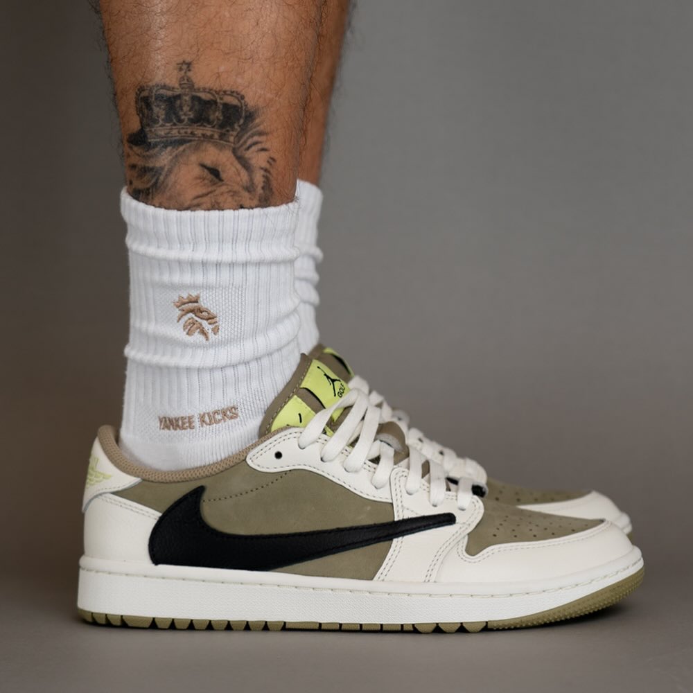 The Powerpuff Girls x Nike SB Dunk Low “Blossom” | On-Foot Look
