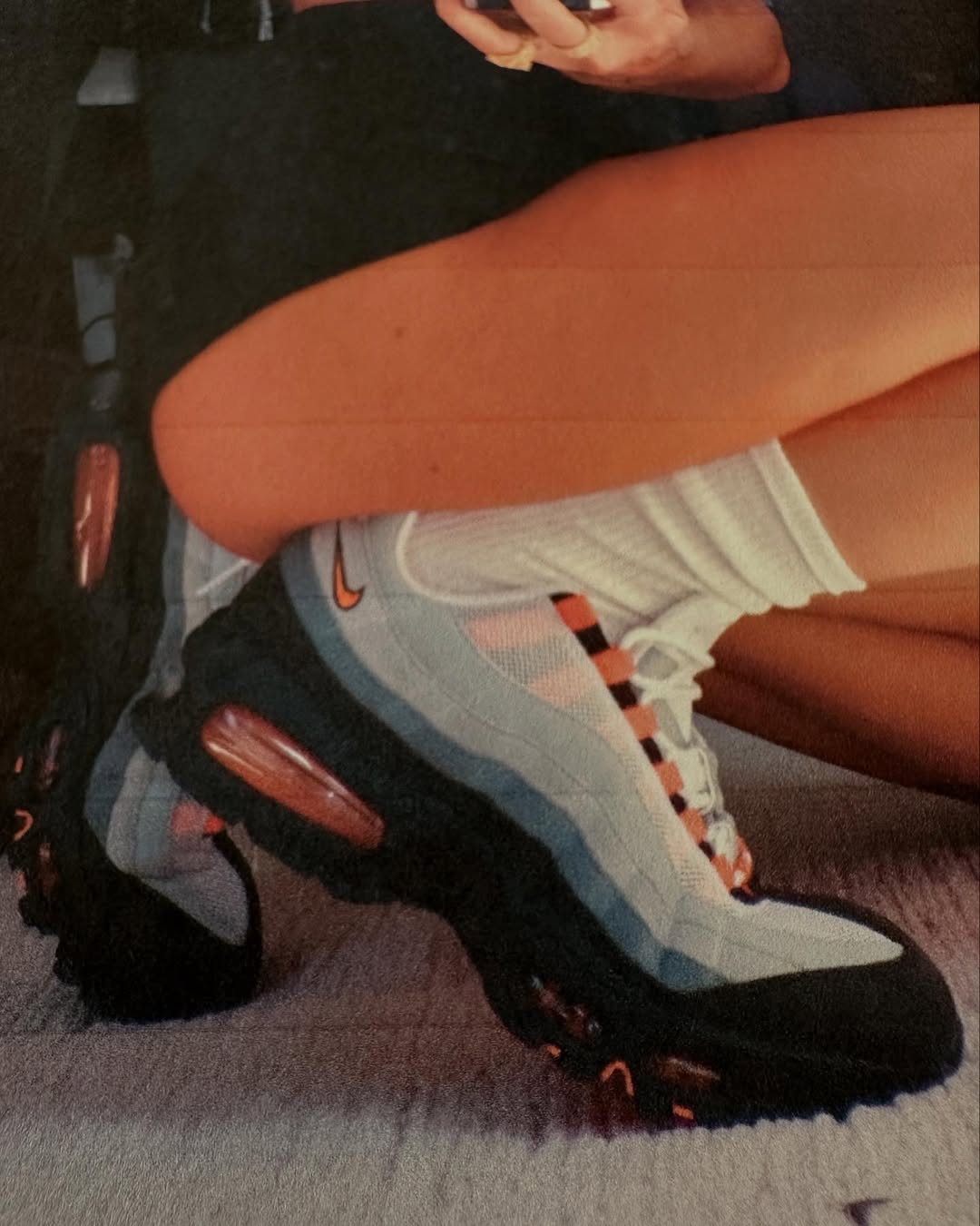 On-foot look at the Nike Air Max 95 “Bright Mandarin” Summer 2025 sneaker featuring orange eyelets and gradient grey upper worn bei Veneda Carter