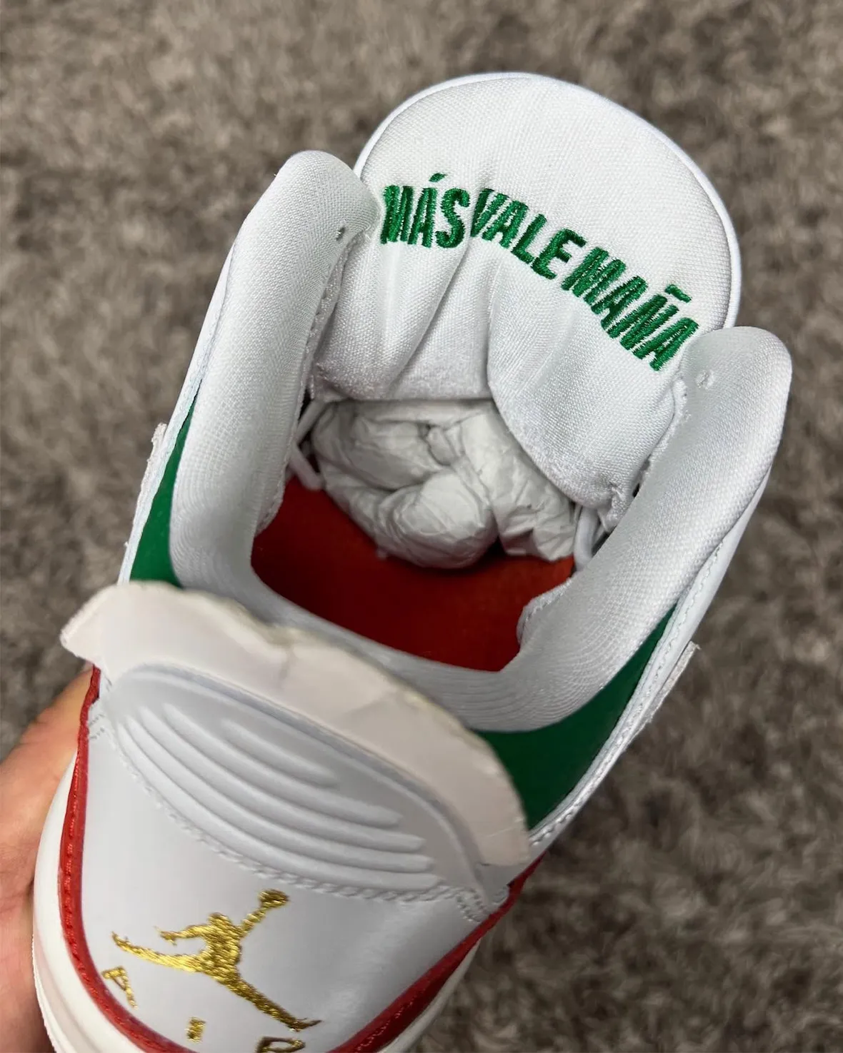 Air Jordan 3 El Vuelo tongue embroidery “MÁS VALE MAÑA” in green