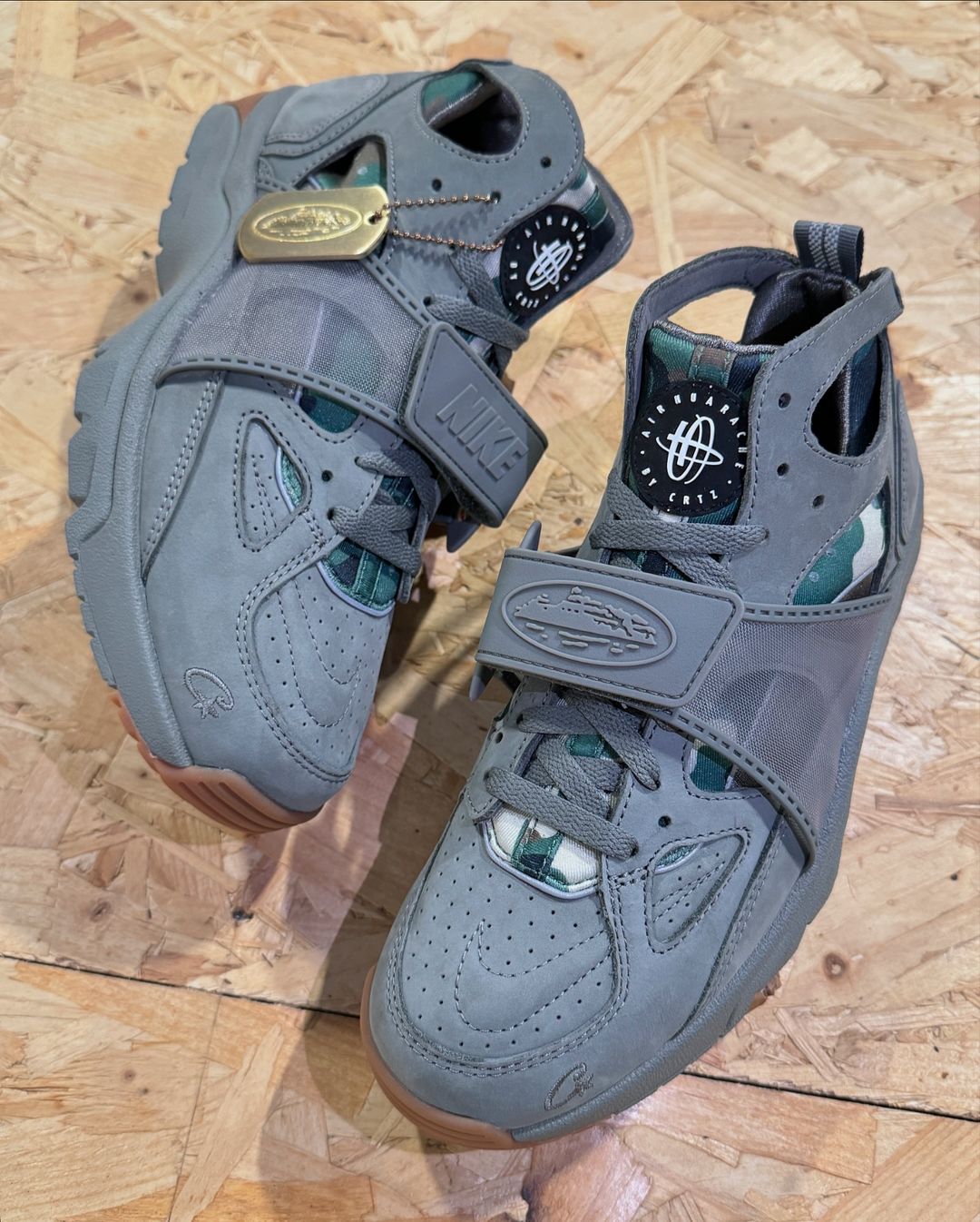 nike air trainer huarache camo