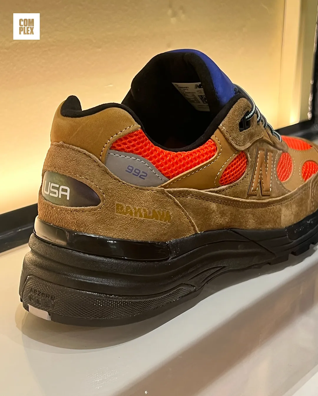 Rückansicht des Action Bronson x New Balance 992 mit „Baklava“-Branding und schwarzer Mittelsohle.