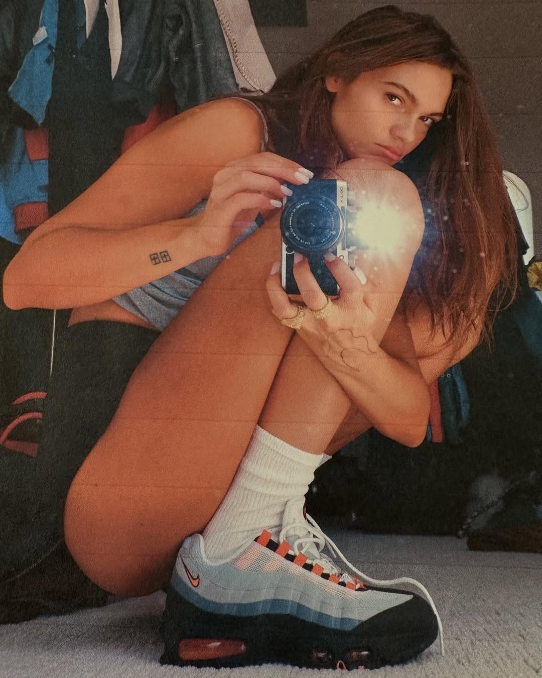 On-foot look at the Nike Air Max 95 “Bright Mandarin” Summer 2025 sneaker featuring orange eyelets and gradient grey upper worn bei Veneda Carter