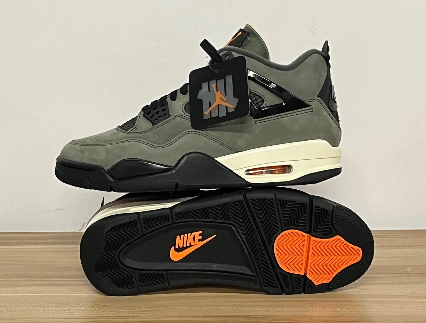 (美品)UNDEFEATED×NIKE AIR JORDAN 8RETRO Undefeated x Air Jordan 4 Gets Another Moment In The Limelight