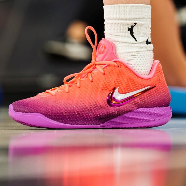 Nike Caitlin 1 “Berry Fade” (TBA) Erscheinungsdatum Nike Caitlin 1 “Berry Fade” (TBA) Erscheinungsdatum