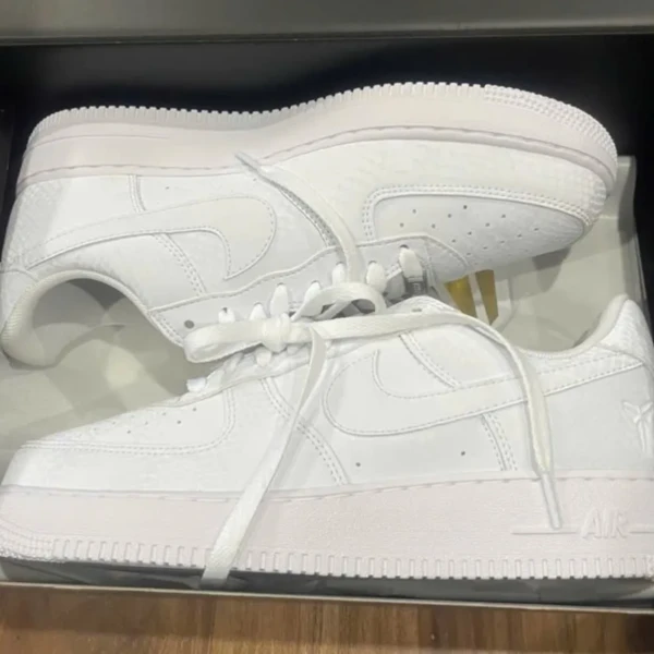 Kobe Bryant x Nike Air Force 1 Low "White" (IB0018-100) Erscheinungsdatum Kobe Bryant x Nike Air Force 1 Low "White" (IB0018-100) Erscheinungsdatum
