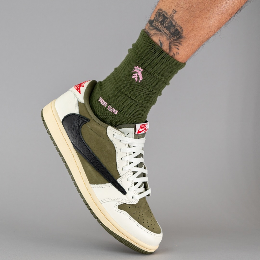 travis 1 on feet