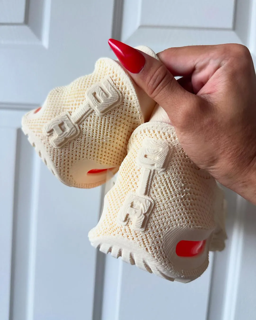 Rückansicht des Nike Air Max 1000 “Oatmeal” mit AIR-Schriftzug und Air Unit.